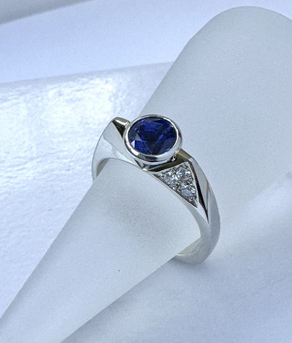 BLUE SAPPHIRE RING