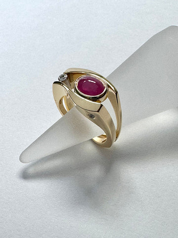 OVAL RUBY CABOCHON RING