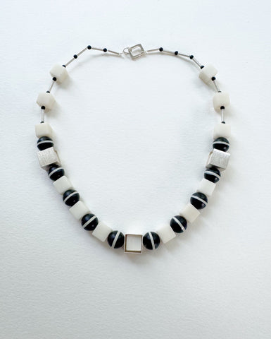 WHITE AGATE AND BLACK STRIPED AGATE NECKLACE